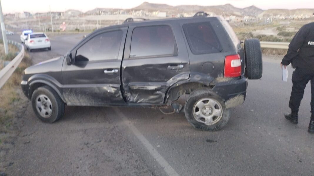 Operativo policial y de emergencias en la escena de un accidente de tránsito en una ruta de Comodoro Rivadavia, Chubut.